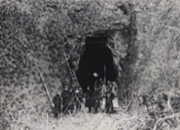 極楽寺側から⾒た掘削中のトンネル　明治39年