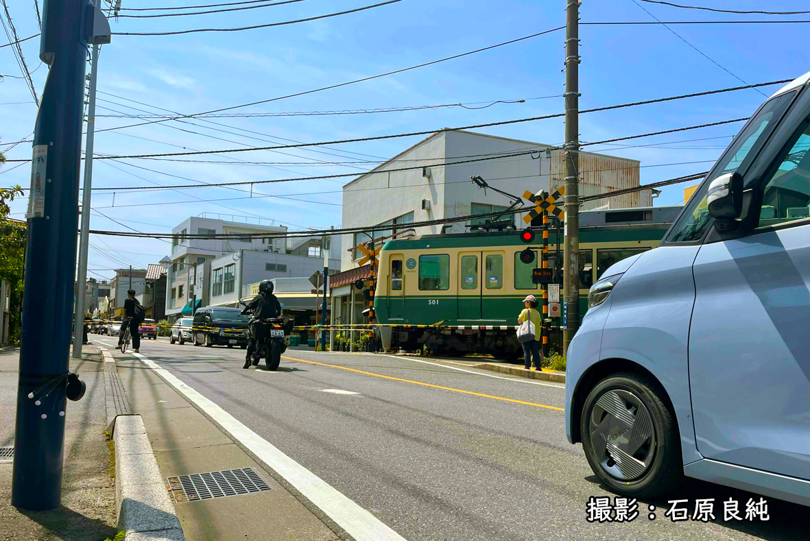 踏切より江ノ島電鉄を見る写真 撮影：石原良純