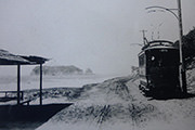七里ヶ浜をビューゲル付の電車