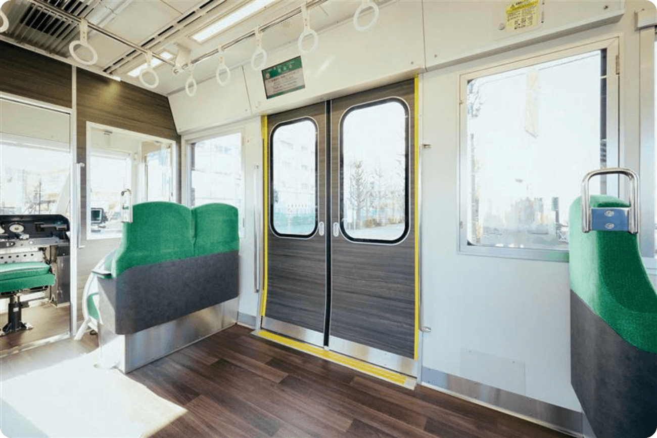 車いすスペースや、ベビーカー、大きなスーツケースも置ける多目的スペースを設置