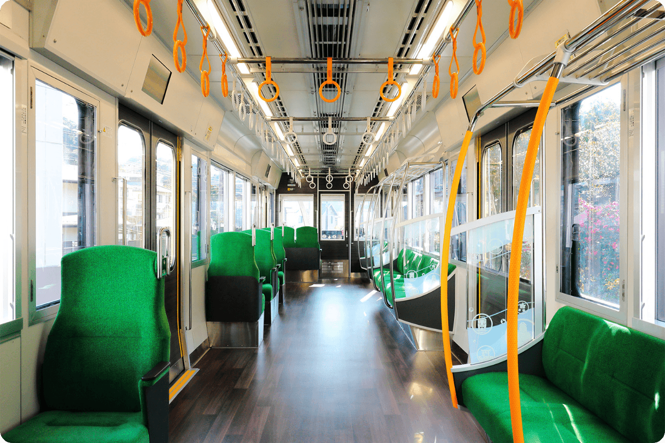 優先席周辺は手すり・つり革を黄色化し視認性を向上